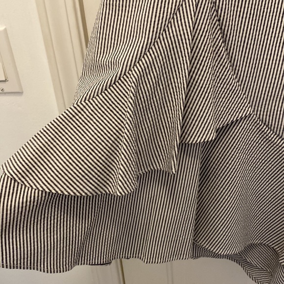 Banana Republic grey and white seersucker skirt with ruffle detail. Size 12. - Picture 2 of 4